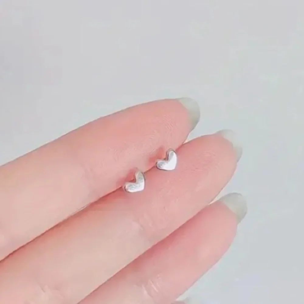 NEW Tiny Heart stud Earrings in Silver color - Minimalist - Boutique - Picture 2 of 5